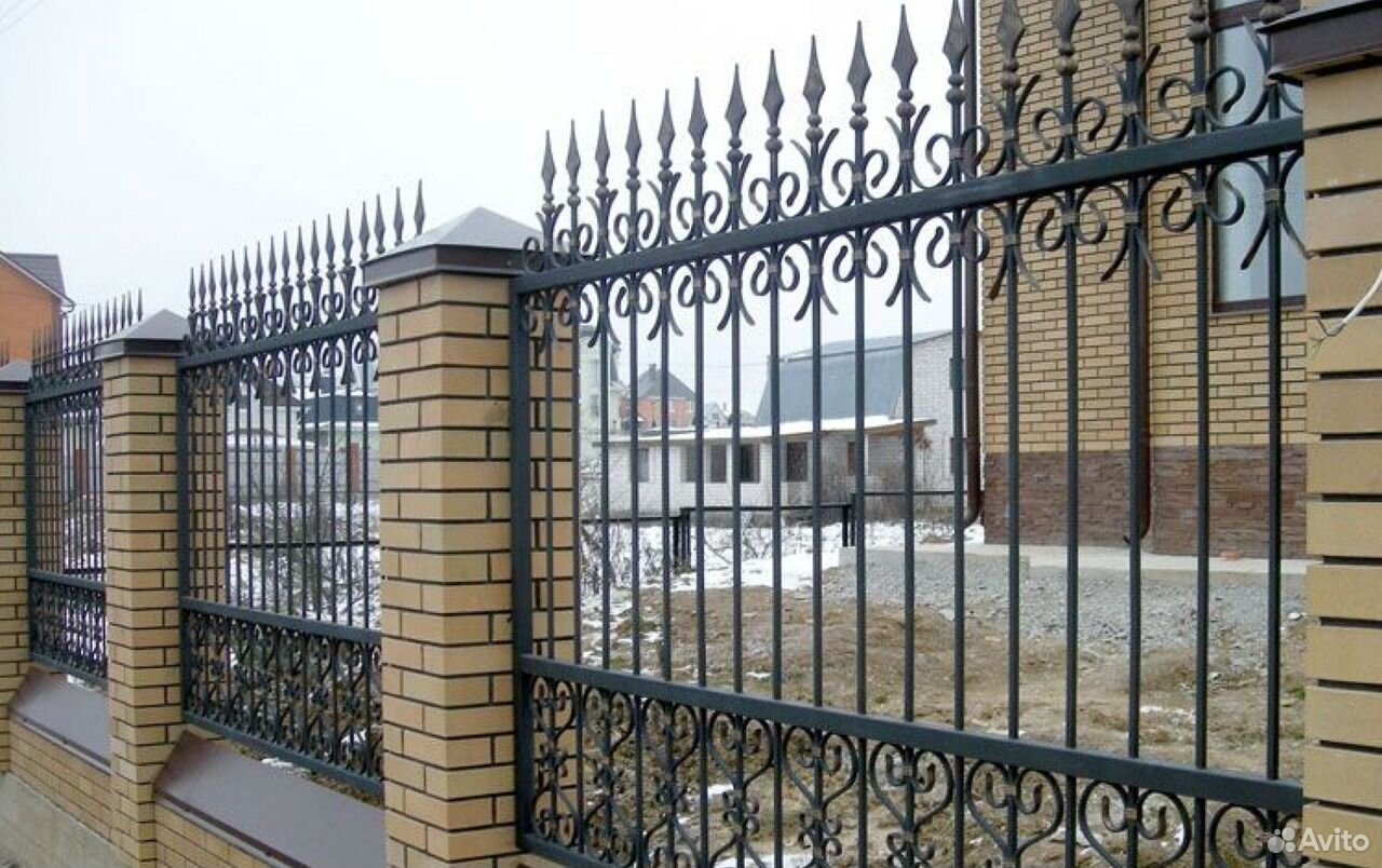 Кованый забор с кирпичными столбами