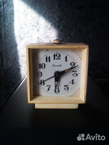 Настольные часы-будильник 