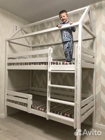 Двухъярусная кровать домик с безопасной лестницей