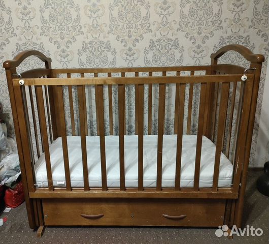 Детская кроватка с маятником