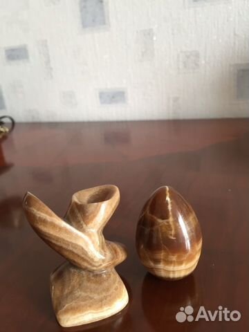 Каменное яйцо на каменной подставке