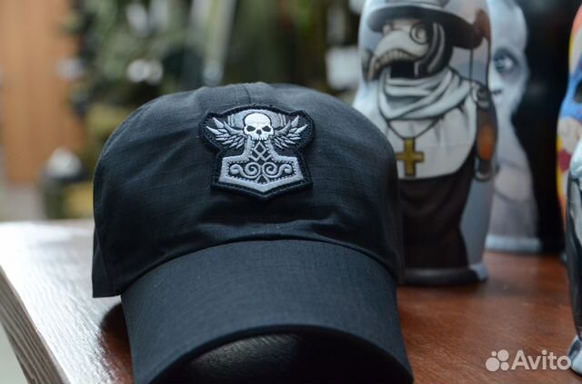 Черная бейсболка с вышитым Молотом Тора с черепом