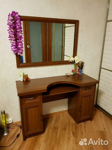 Туалетный столик с зеркалом Туалетный столик с зеркалом