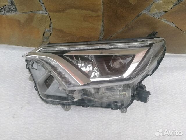 Toyota RAV4 Фара передняя левая LED