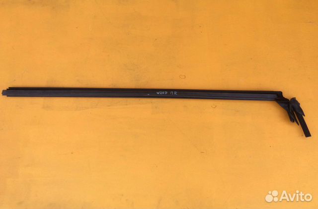 Уплотнитель стекла двери правой Mercedes W207 E