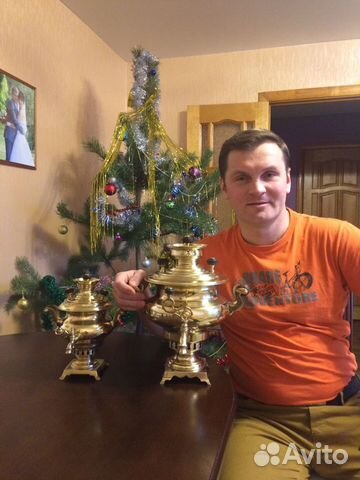 Самовары золотого цвета на дровах