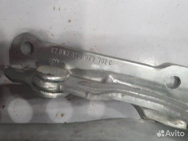Петля капота передняя правая Skoda Octavia 1Z Петля капота передняя правая Skoda Octavia 1Z