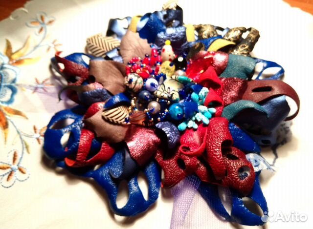 Кожаная брошь или заколка для волос