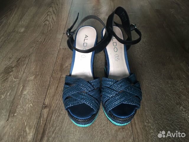 Летние босоножки на танкетке Aldo