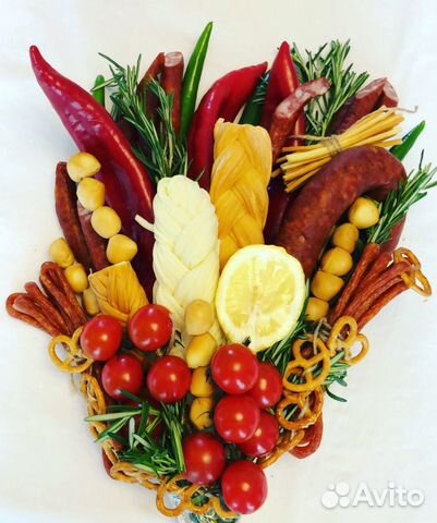 Букет из колбас, сыров, овощей
