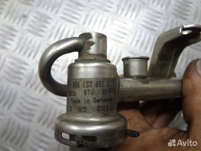 Топливная рампа с форсунками пассат б5 1.8т аеб Топливная рампа с форсунками пассат б5 1.8т аеб