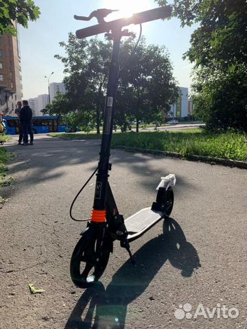 Самокат с ручным и ножным тормозом Самокат с ручным и ножным тормозом