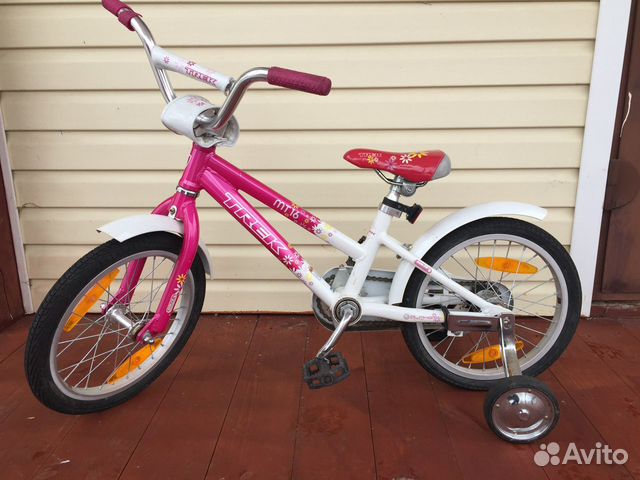 Детский велосипед trek с дополнительными колесами