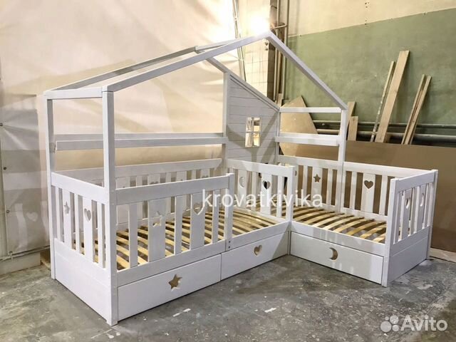 Одноярусная угловая кровать домик