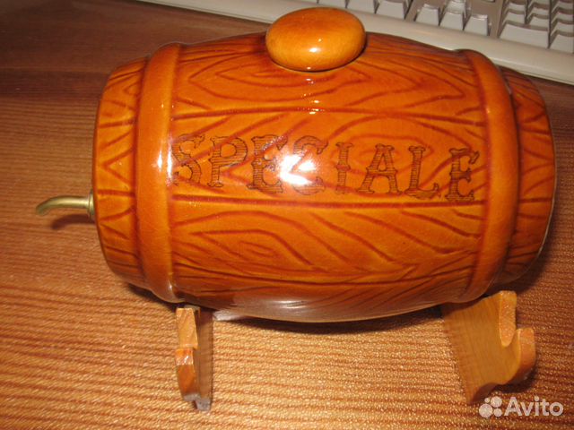 Сувенирная керамическая винная бочка с краном