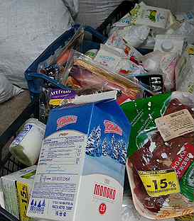 Просроченные продукты колбаса. Списанные продукты. Просроченная молочная продукция. Утилизация продуктов питания. Просроченные продукты на корм животным.