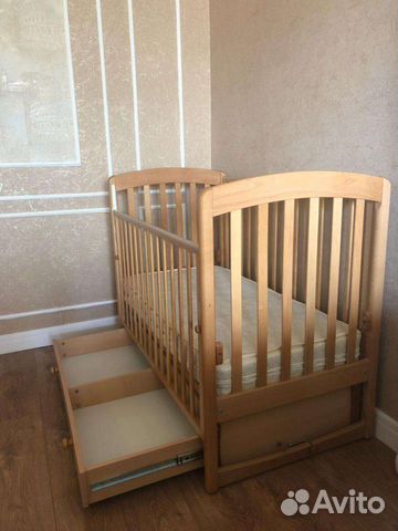 Детская кроватка с продольным маятником