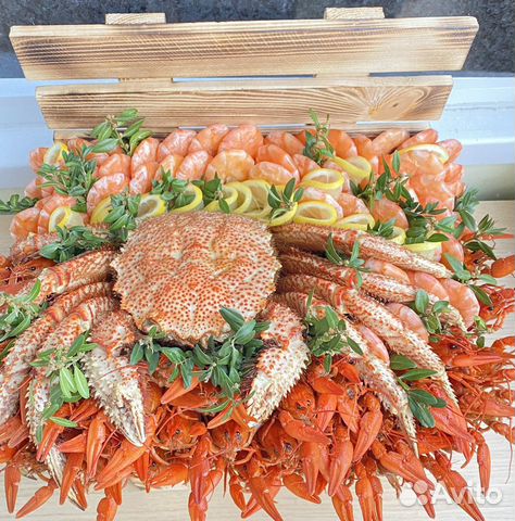 Коробка с раками, крабом и королевскими креветками