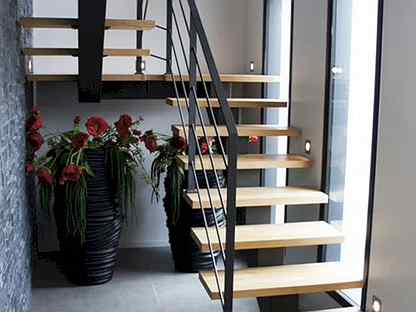 Лестница на металлокаркасе / Лестница для дома