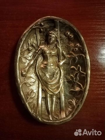 Старинная пепельница Девушка в саду рвущая яблоки