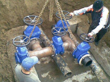 Расценки монтажа задвижек. Тройник для врезки УВГ 50. Узел врезки водопровода ПНД. Врезка трубы в колодец водопровода. Задвижки для водопровода.