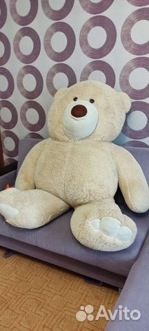 Большой плюшевый медведь