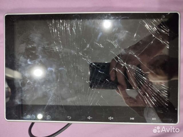 Автомобильный планшет сломанный