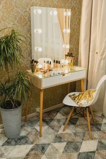 Туалетный столик и лампы