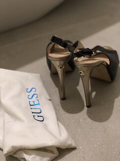 Босоножки Guess