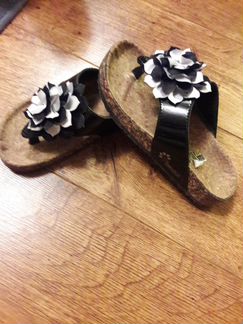 Тапочки пляжные с цветочком