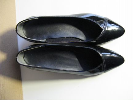 Туфли чёрные лаковые новые р.40 (Италия)