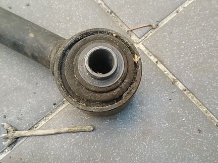 Задний поперечный рычаг Ленд Ровер Дискавери