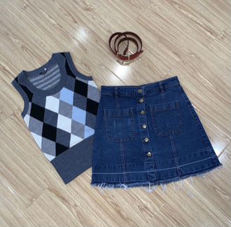 Юбка джинсовая, трикотажная жилетка, ремень кожанн