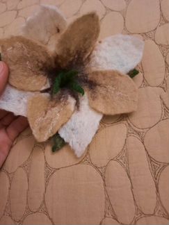 Брошь ручной работы из шерсти