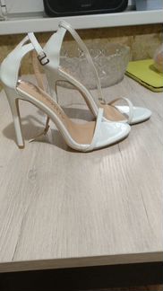 Босоножки белые