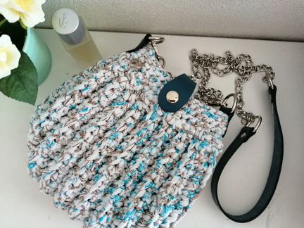 Сумка ракушка с кожаной фурнитурой