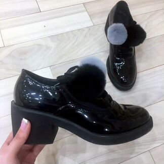 Лаковые ботинки с помпонами