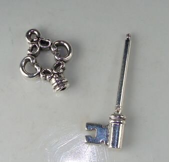 Подвеска Ключ Пурпур с шармами лэмпворк