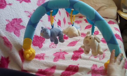 Подвеска с игрушками на коляску