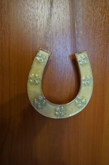 Подкова с цветами. Эмаль. Красный куб