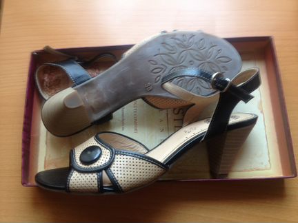 Босоножки кожаные Chester новые