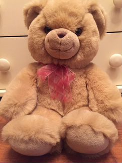Бежевый плюшевый мишка