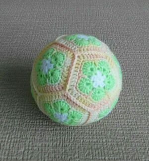 Вязаный тактильный мячик - ручная работа