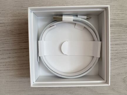 Наушники AirPods с беспроводным зарядным футляром