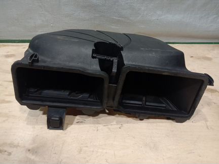 Корпус воздушного фильтра на Mercedes Benz W204