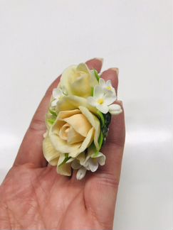 Заколка с цветами роз и сирени