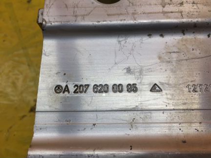 Кронштейн усилителя бампера передний правый