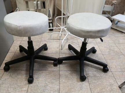 Стул на колесиках