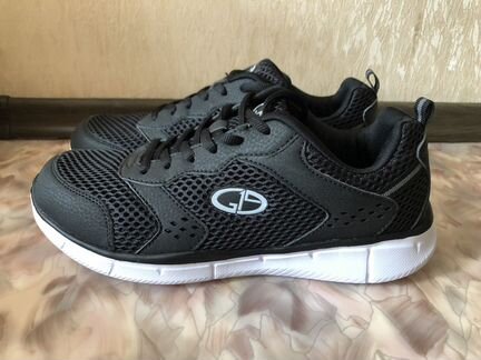 Новые кроссовки 41 размера