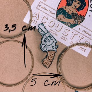 Брошь ручной работы Револьвер